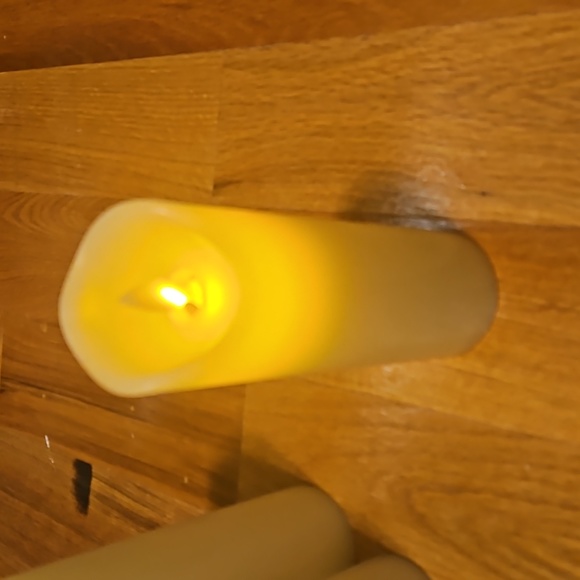 Set of 4 battery powered candles - Picture 2 of 2